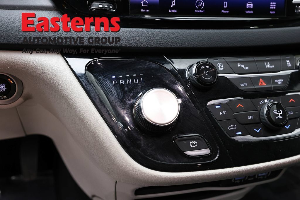 Used 2023 Chrysler Pacifica Touring-L FWD image 15