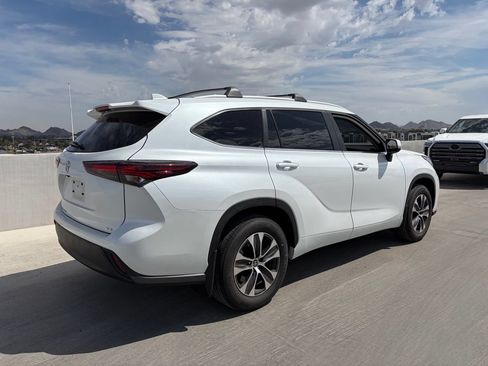 Used 2025 Toyota Highlander XLE FWD image 3
