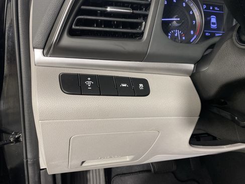 Used 2020 Hyundai Elantra SE FWD image 23