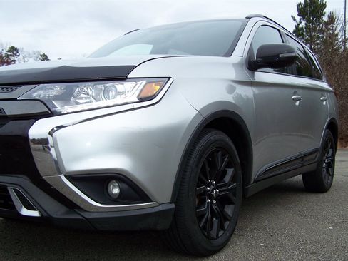 Used 2019 Mitsubishi Outlander LE image 17