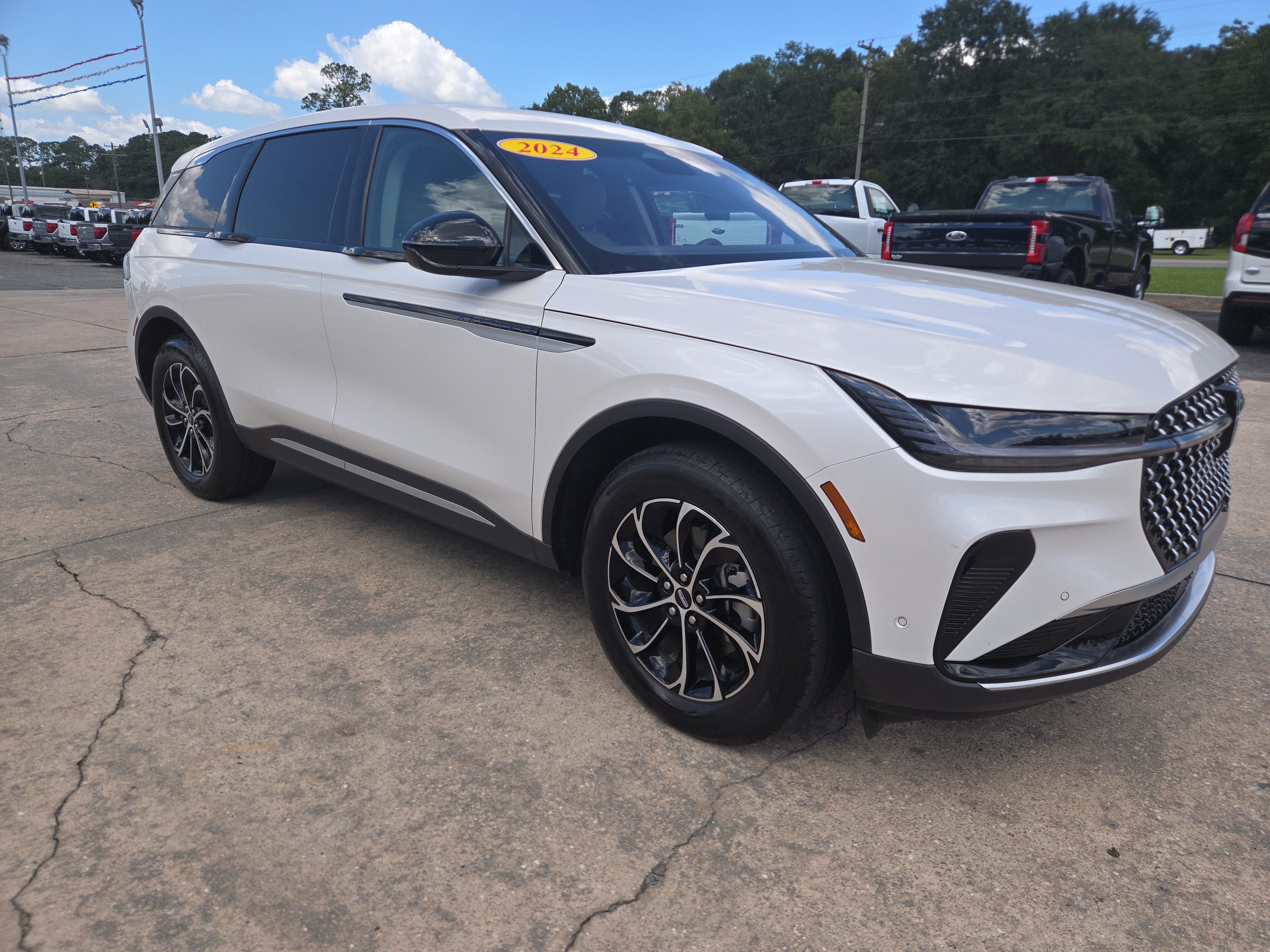 Used 2024 Lincoln Nautilus Premier AWD/4WD image 4
