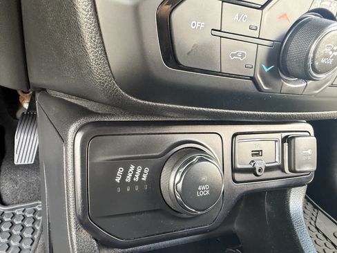 Used 2018 Jeep Renegade Latitude w/ Cold Weather Group AWD/4WD image 35