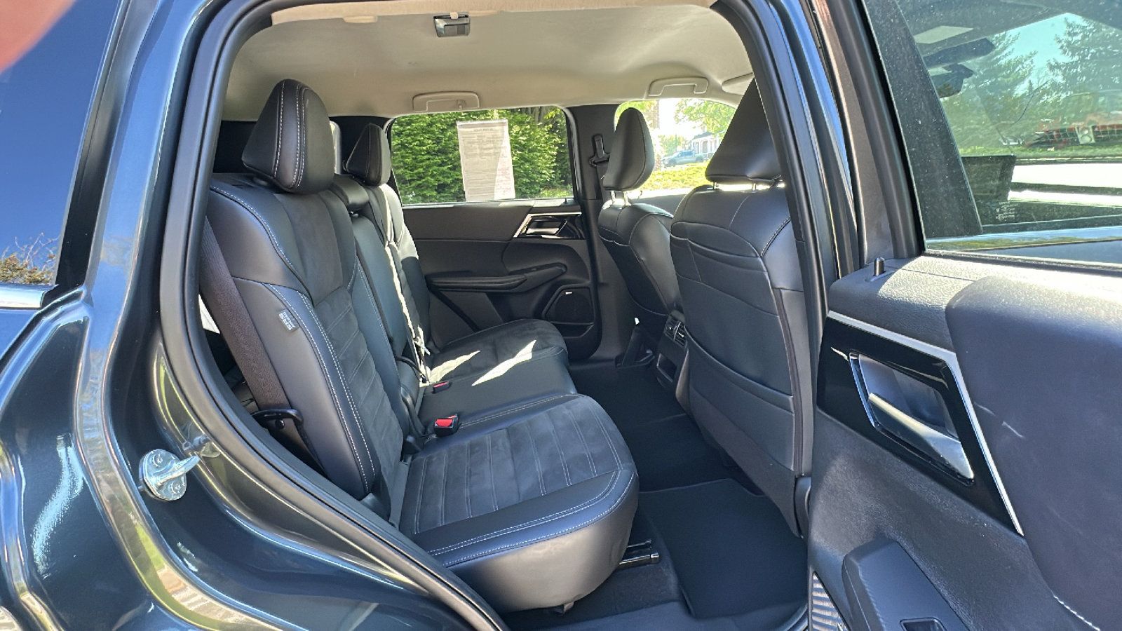 Used 2025 Mitsubishi Outlander AWD image 25