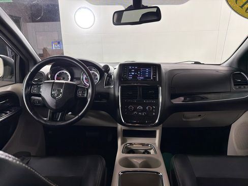 Used 2019 Dodge Grand Caravan SXT image 19