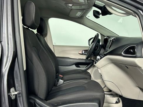 Used 2023 Chrysler Voyager LX FWD image 7