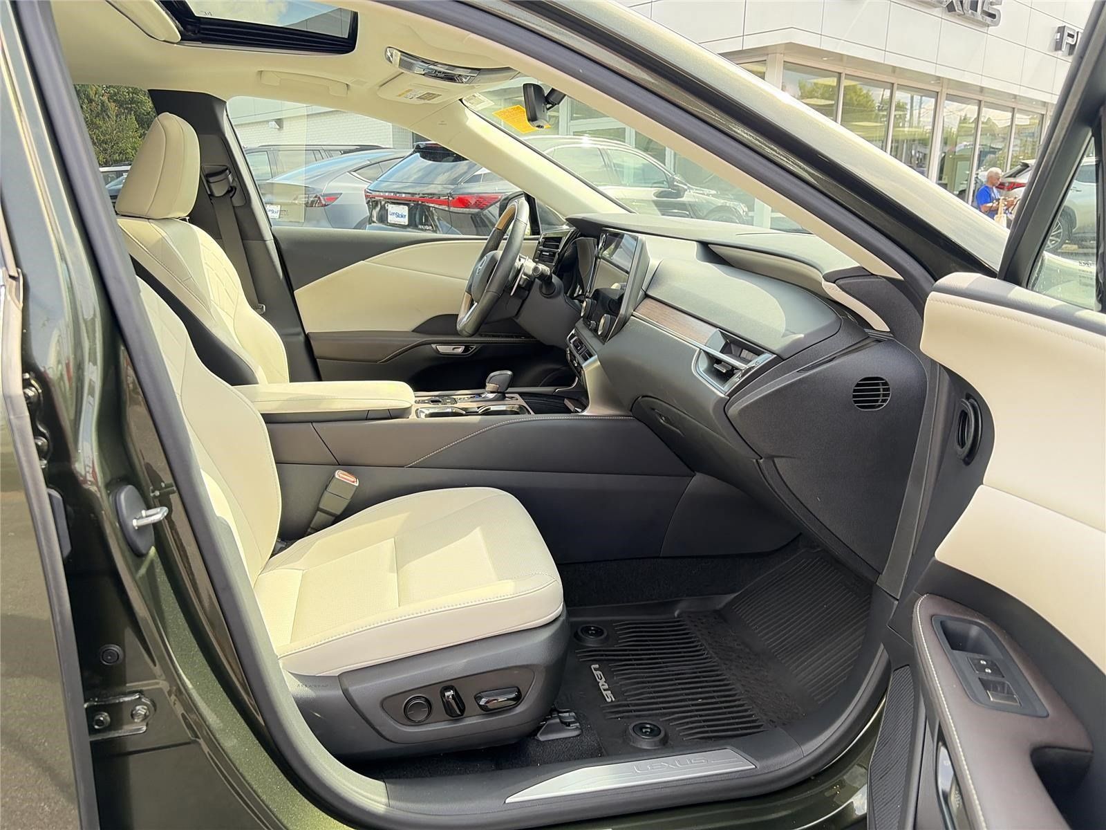 Used 2024 Lexus RX 350 Premium w/ Accessory Package (Z1) AWD/4WD image 15