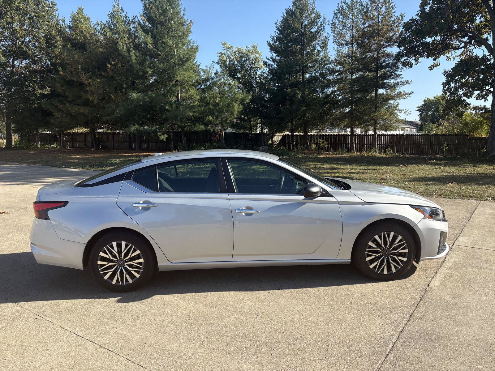 Used 2025 Nissan Altima 2.5 SV FWD image 9