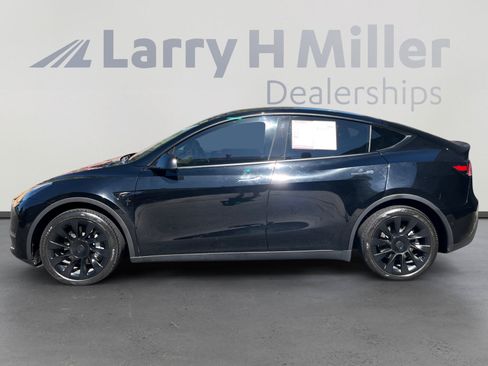 Used 2022 Tesla Model Y Long Range AWD/4WD image 2
