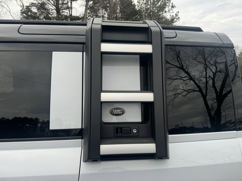 Used 2023 Land Rover Defender 110 X-Dynamic SE image 17