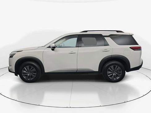 Used 2025 Nissan Pathfinder SV image 6