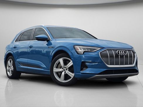 Used 2019 Audi e-tron Prestige w/ Prestige Package image 2