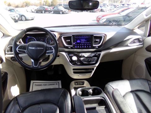 Used 2017 Chrysler Pacifica Touring-L w/ Tire & Wheel Group image 21