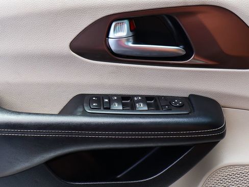 Used 2022 Chrysler Voyager LX FWD image 43