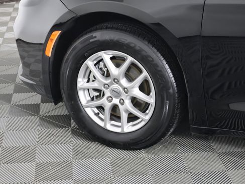 Used 2024 Chrysler Pacifica Touring-L image 52