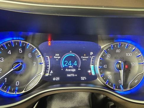Used 2017 Chrysler Pacifica Touring-L Plus w/ Tire & Wheel Group FWD image 18