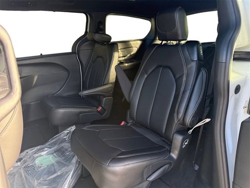 New 2026 Chrysler Pacifica Select image 13