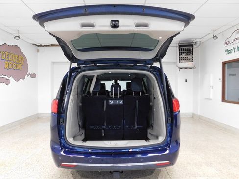 Used 2017 Chrysler Pacifica Touring-L image 77