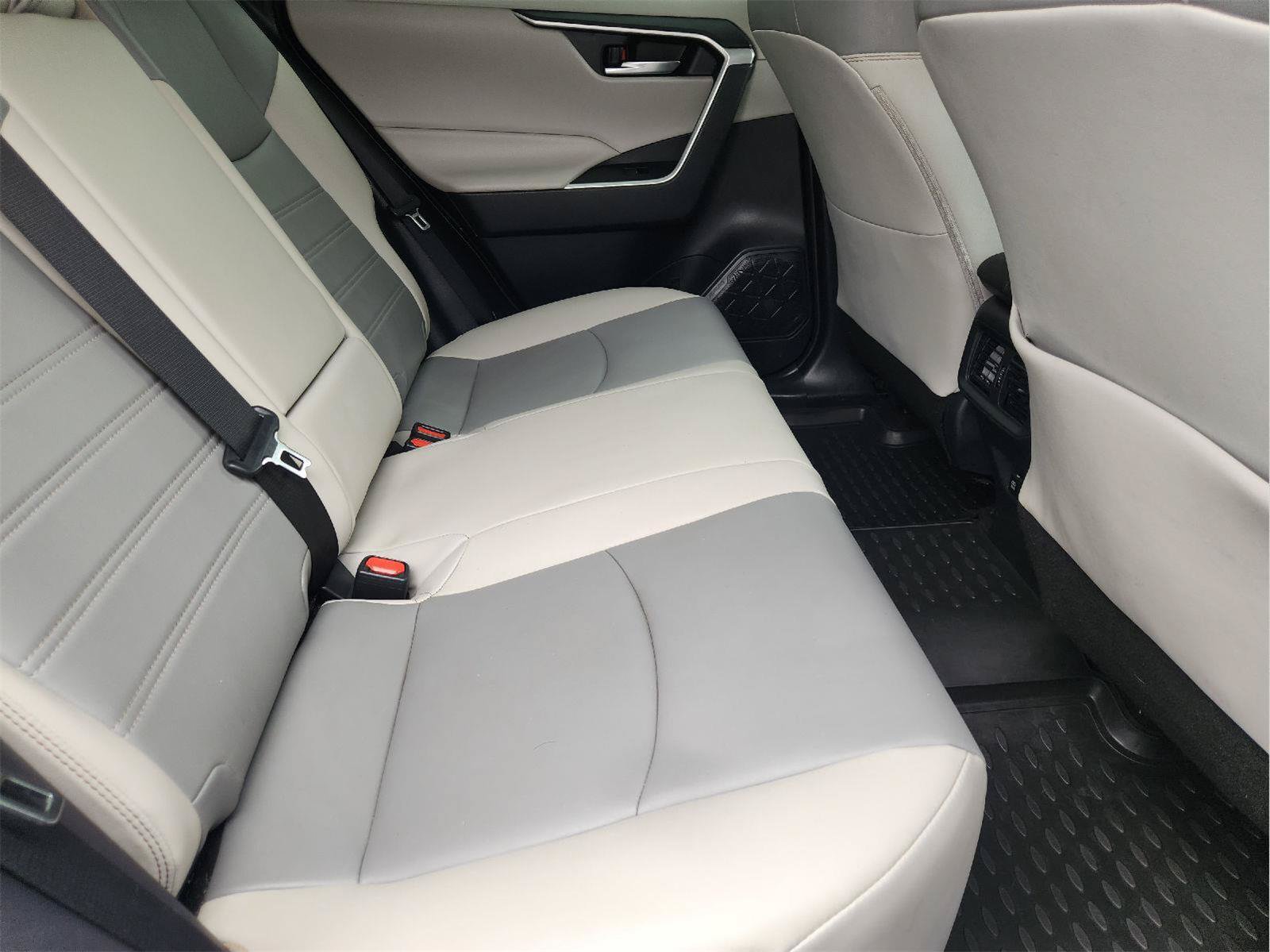 Used 2020 Toyota RAV4 XLE Premium FWD image 31