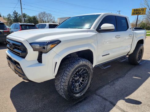 Used 2024 Toyota Tacoma SR5 image 4