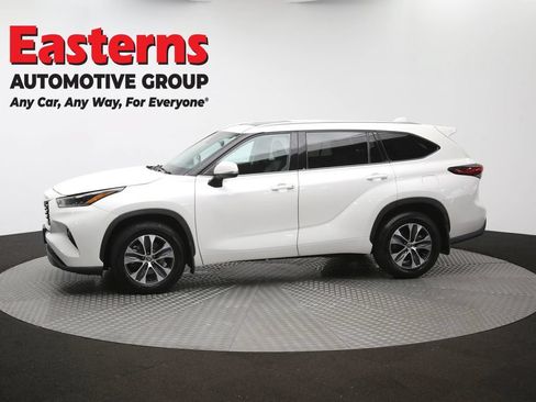 Used 2021 Toyota Highlander XLE AWD/4WD image 60