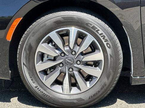 Used 2024 Chrysler Pacifica Limited FWD image 26