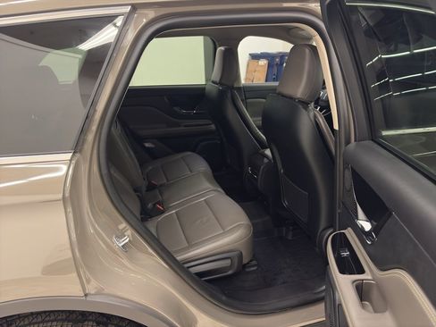 Used 2025 Lincoln Corsair Reserve w/ Rear Removable Package Tray image 17