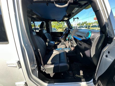 Used 2012 Jeep Wrangler Unlimited Sahara image 20