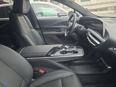 Used 2024 Cadillac Lyriq Luxury AWD/4WD image 8