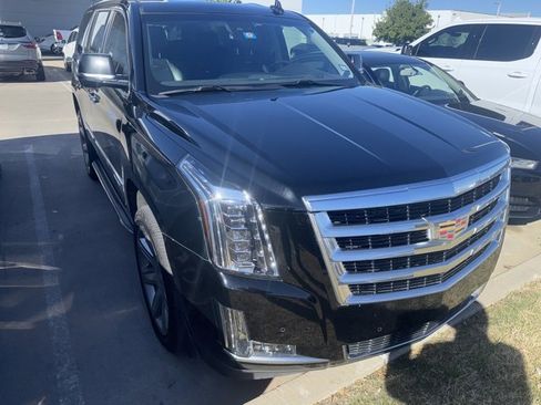 Used 2019 Cadillac Escalade Luxury image 2