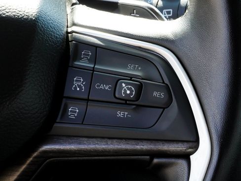 Used 2022 Jeep Grand Cherokee L Limited w/ Luxury Tech Group II AWD/4WD image 39