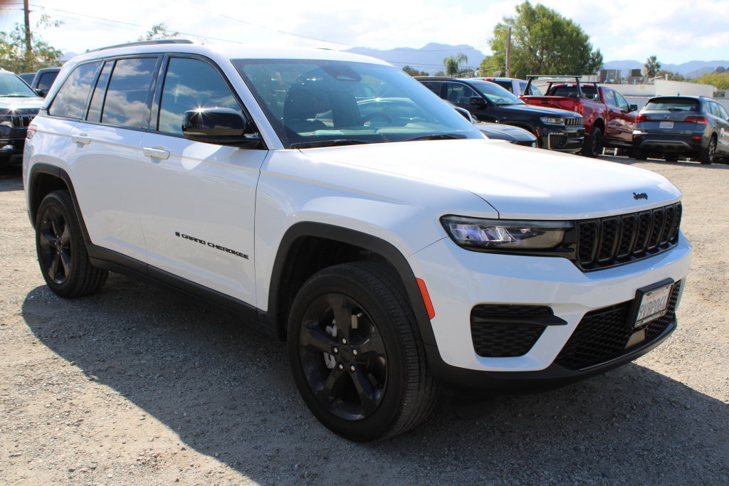 Used 2024 Jeep Grand Cherokee Altitude AWD/4WD image 3
