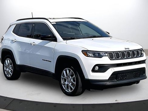 Used 2024 Jeep Compass Latitude w/ Sun and Sound Group image 2