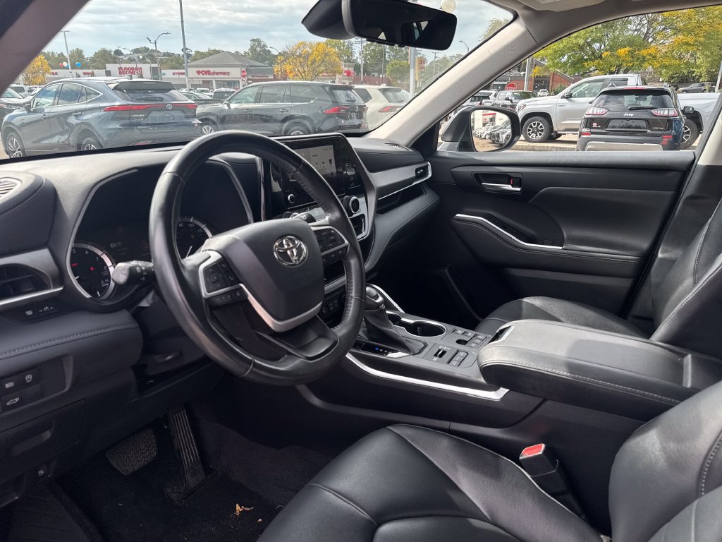 Used 2023 Toyota Highlander XLE AWD/4WD image 16