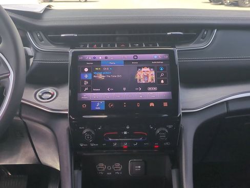 Used 2024 Jeep Grand Cherokee Limited image 20