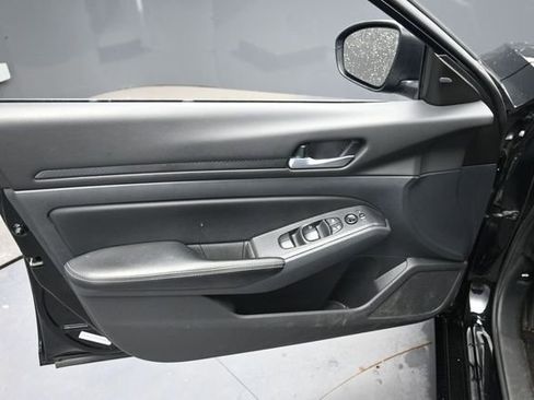 Used 2025 Nissan Altima 2.5 SV FWD image 13