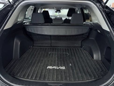 Used 2021 Toyota RAV4 LE w/ Carpet Mat Package (TMS) AWD/4WD image 10