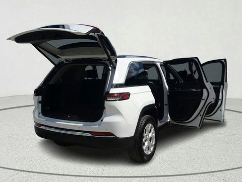 Used 2023 Jeep Grand Cherokee Limited image 13
