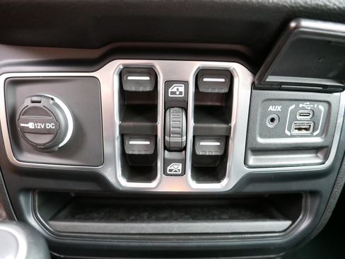 Used 2024 Jeep Wrangler Sport S image 33