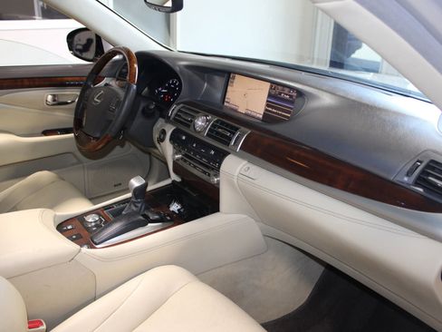 Used 2013 Lexus LS 460 w/ Comfort Pkg image 31
