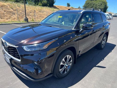 Used 2022 Toyota Highlander XLE AWD/4WD image 5