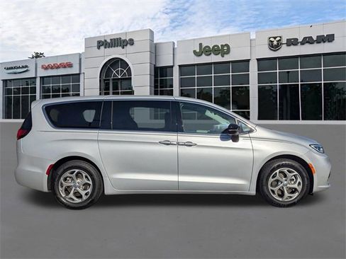 Certified 2024 Chrysler Pacifica Limited image 2