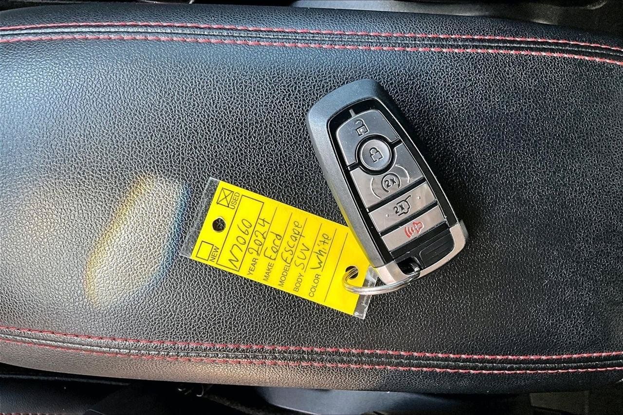 Used 2024 Ford Escape ST-Line Select AWD/4WD image 39