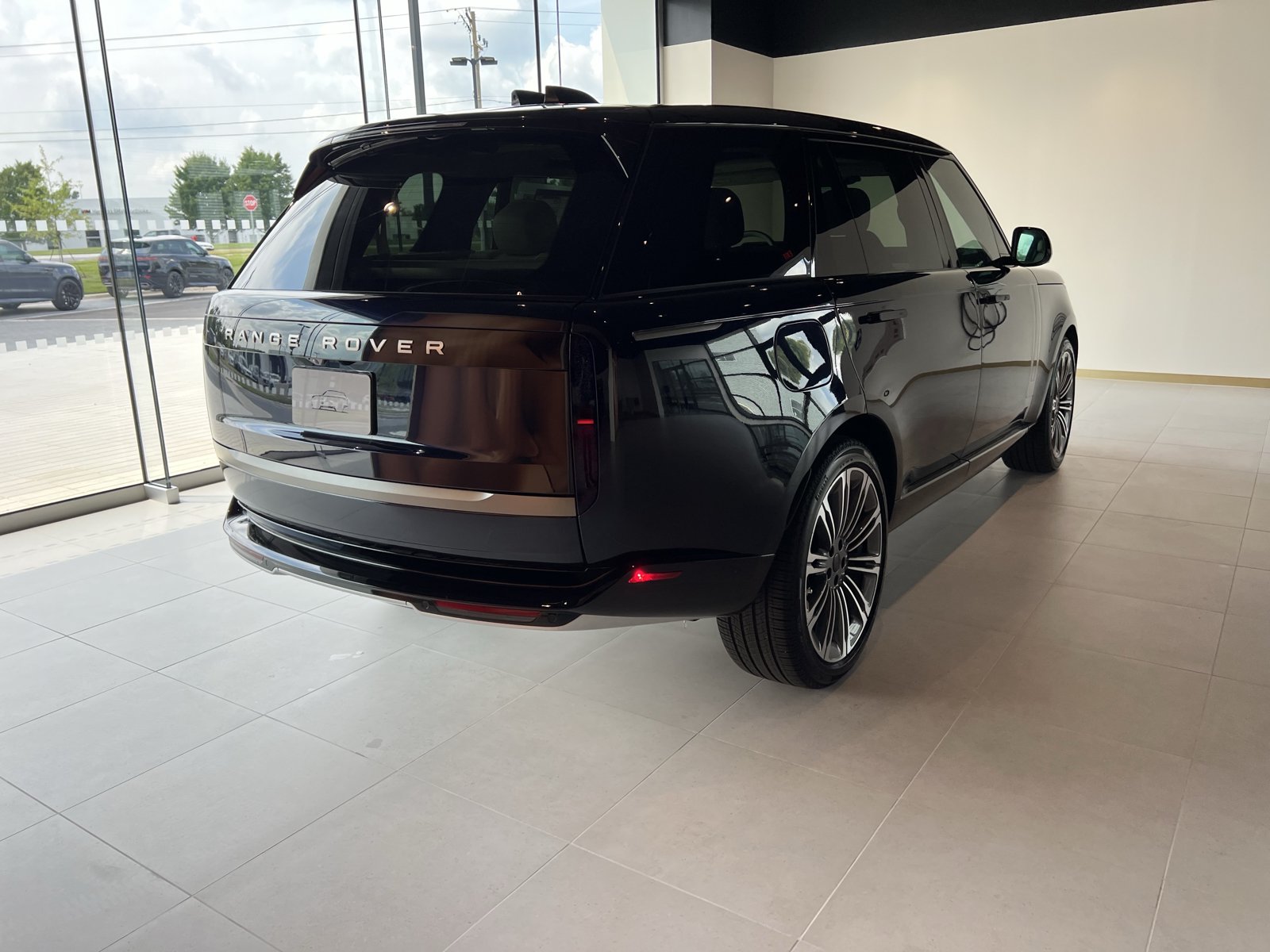 New 2026 Land Rover Range Rover Long Wheelbase SE AWD/4WD image 2