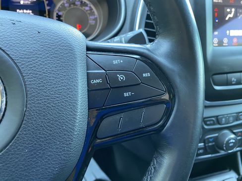 Used 2019 Jeep Cherokee Latitude Plus FWD image 21
