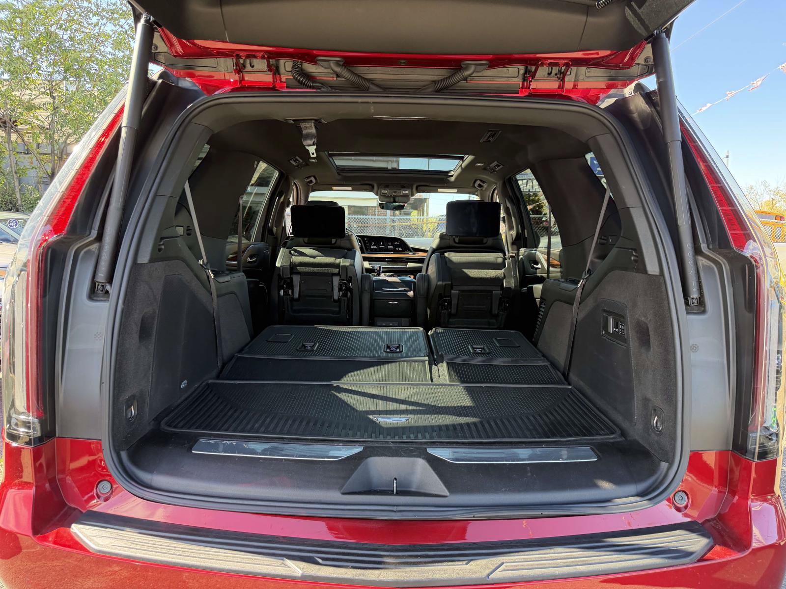 Used 2023 Cadillac Escalade Premium Luxury w/ Performance Package AWD/4WD image 8