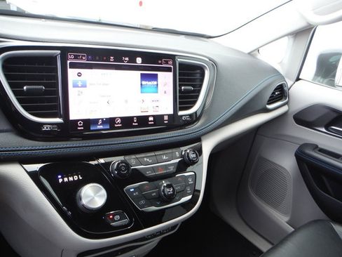 Used 2021 Chrysler Pacifica Touring-L w/ Uconnect Theater Family Group FWD image 20