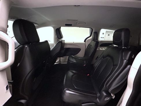 Used 2023 Chrysler Pacifica Touring-L FWD image 19