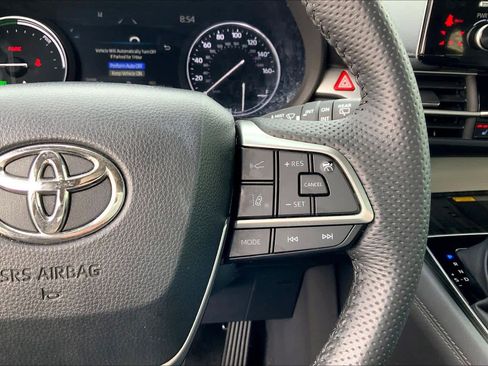 Used 2024 Toyota Sienna Limited image 25