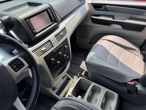 Used 2013 Volkswagen Routan SE FWD image 16