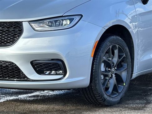 New 2026 Chrysler Pacifica Limited image 7